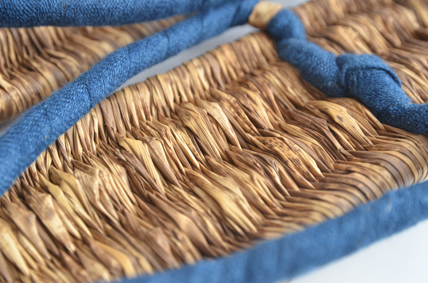 竹皮草履（藍染め鼻緒）