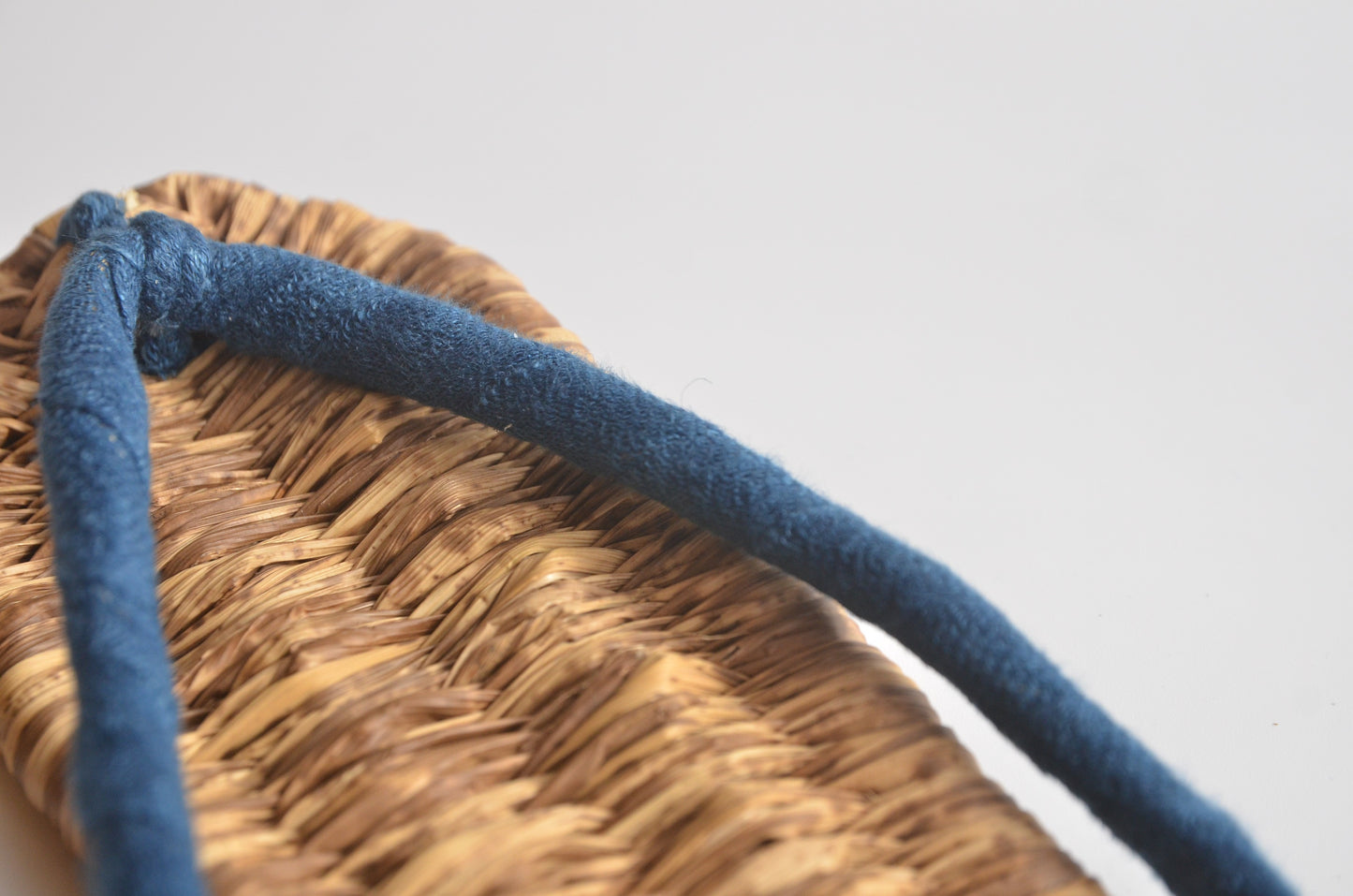 竹皮草履（藍染め鼻緒）